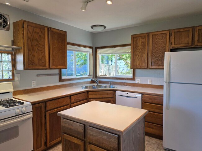 Building Photo - 2 Bedroom Home in Manette!