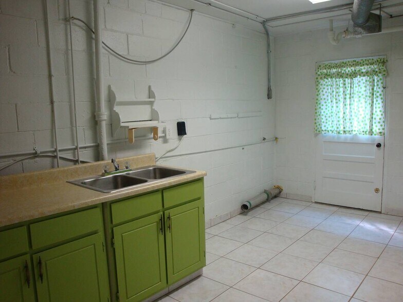 Building Photo - 3820 Orchard Rd SE