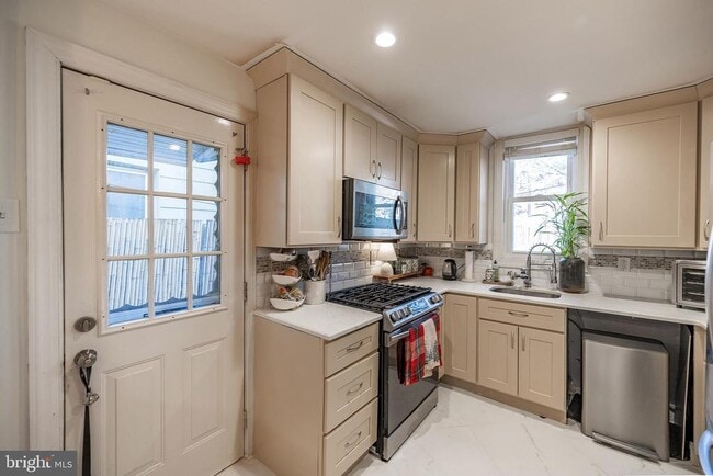 Building Photo - 2978 E Thompson St