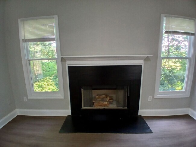 Building Photo - Amazing 3 Bedroom 2.5 Bath! Intown Living at a Price Below Market Off Street Parking