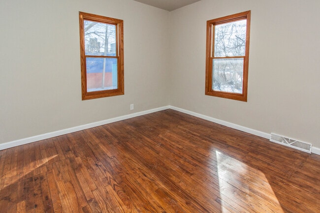 Building Photo - Large 3 Bedroom, 2 Bathroom - Pyramid Properties