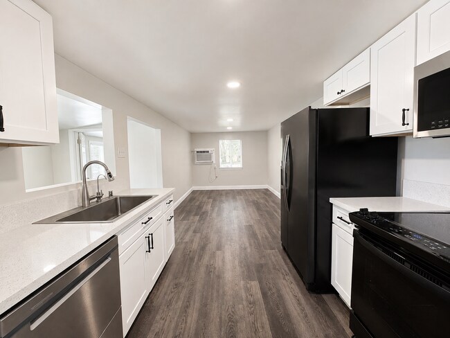 Building Photo - 10990 Twin Cities Rd