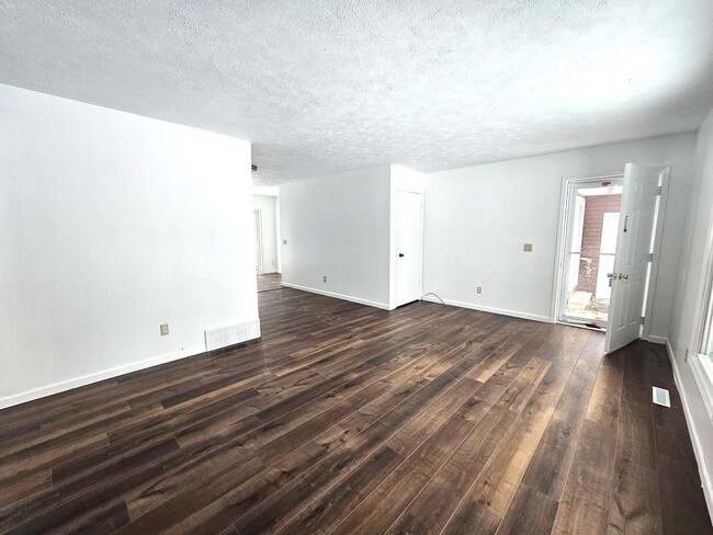 Building Photo - Completely Renovated 2 bedroom in the Holi...