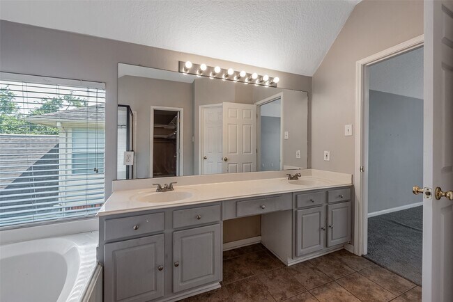 Building Photo - 3306 Autumn Forest Dr