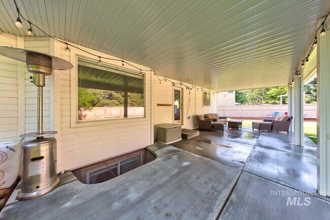 Building Photo - 6145 N Bellecreek Ave