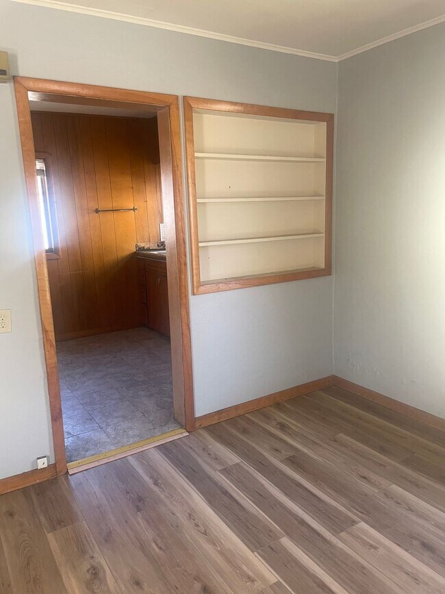 Building Photo - ! HALF OFF FIRST MONTHS RENT SPECIAL ! 2 Bed 1 Bath Single Family Home - Includes Garage