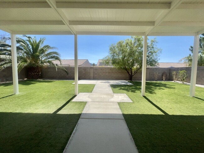 Building Photo - Stunning 3 bedroom 3 bath with dual primar...