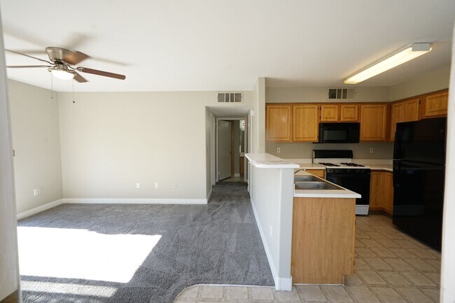 Building Photo - 5710 E Tropicana Ave