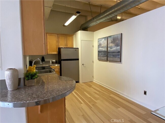 Building Photo - 312 W 5th St