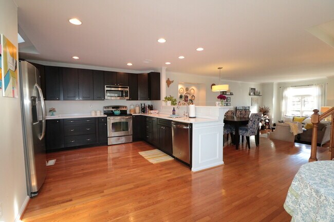 Building Photo - Gorgeous Luxury TH 4 bed, 3.5 bath w/ Wood...
