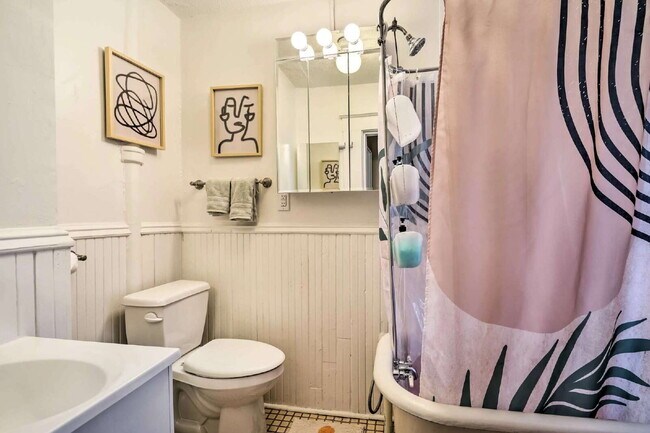 Building Photo - 1 Bedroom + Den (Lower) & 2 Bedroom (Upper)  - St. Paul Duplex - Both Units Avaialble