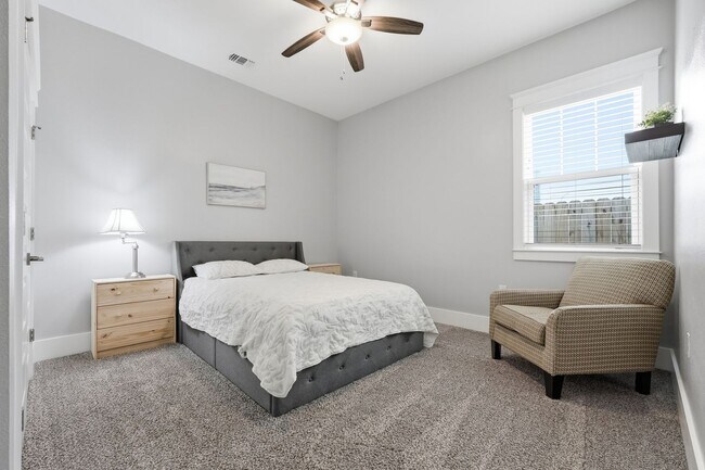 Building Photo - Stunning 4 Bedroom Home with Solar Energy & Private Pool!