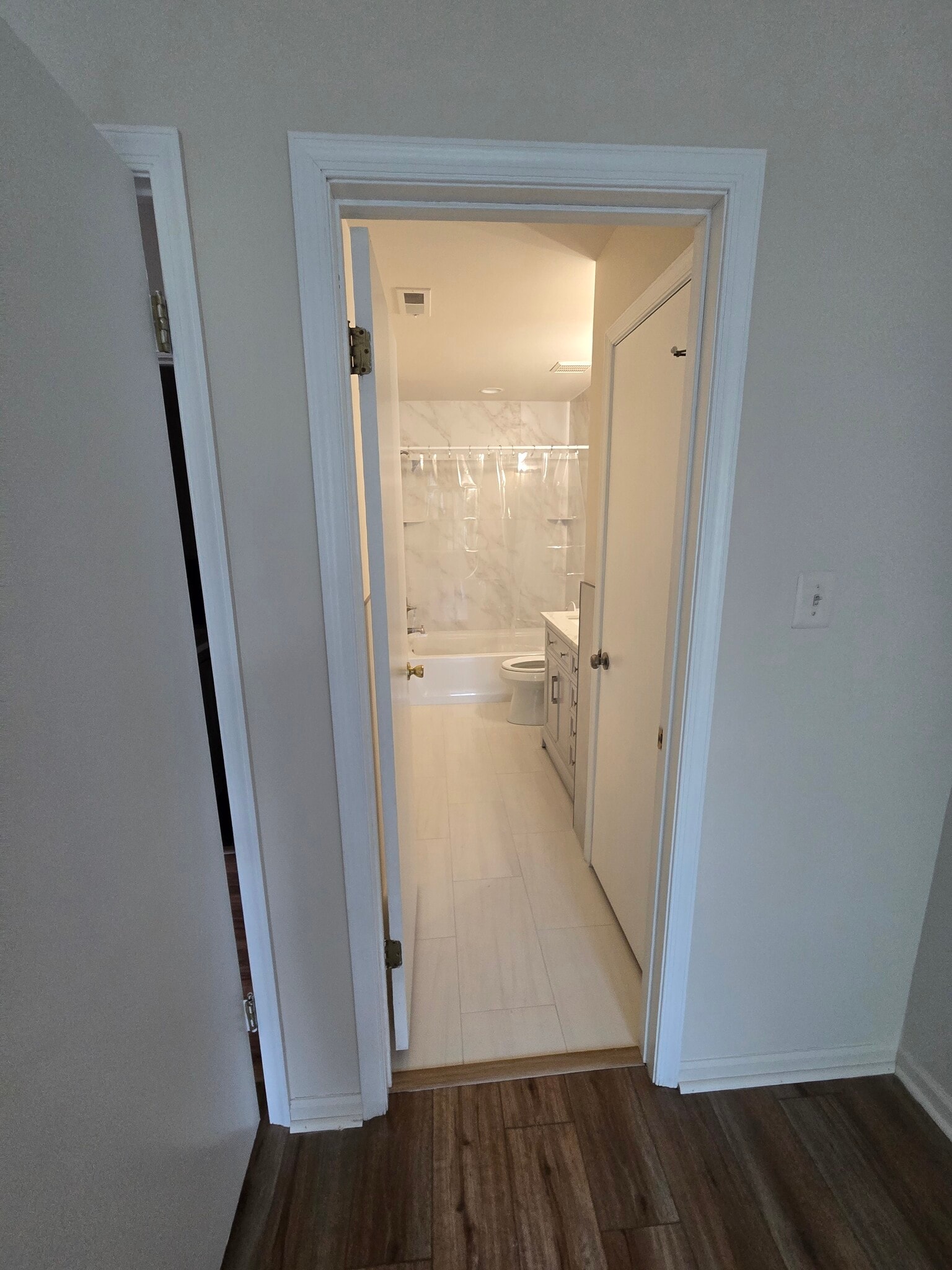 Master Bathroom - 6 Canterbury Ct