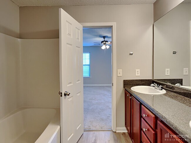 Building Photo - 301 Lauren Dr