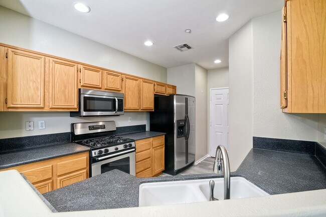 Building Photo - Immaculate Town Home in the Valencia Commu...