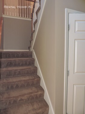 Building Photo - Open and Light 2-story w/fin bsmt and fenc...