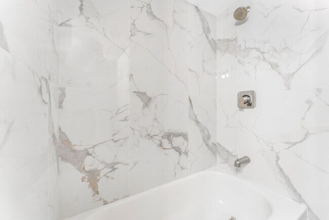 Building Photo - Modern Condo in Guard-Gated Community!