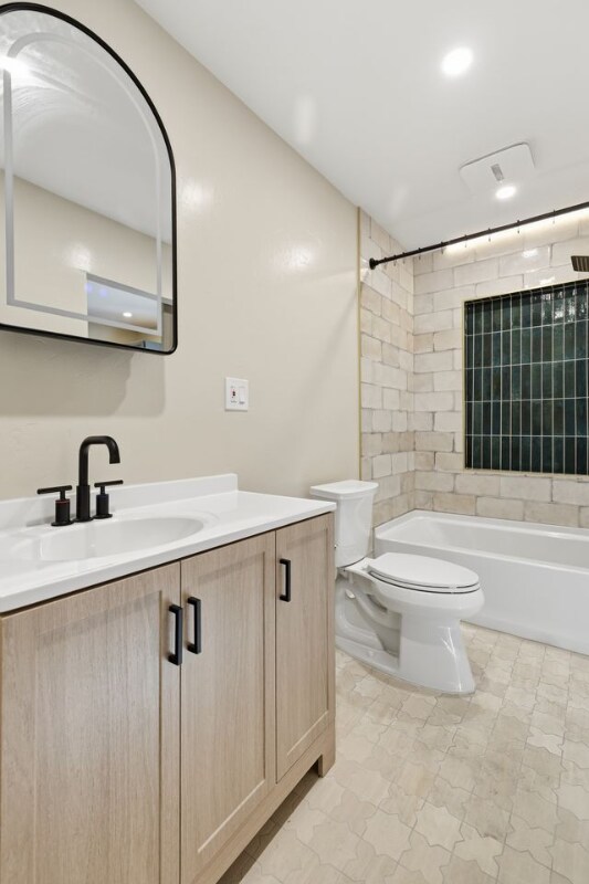 Building Photo - 3608 Wilshire Terrace