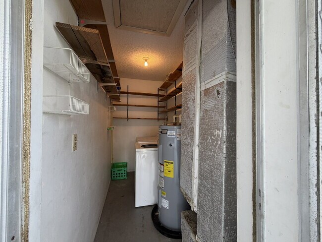 Building Photo - "Charming 1-Bed Oasis in Warm Mineral Springs - Cozy Living with 909 Sq Ft of Comfort!"