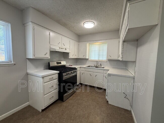 Building Photo - 4805 Bermuda Cir