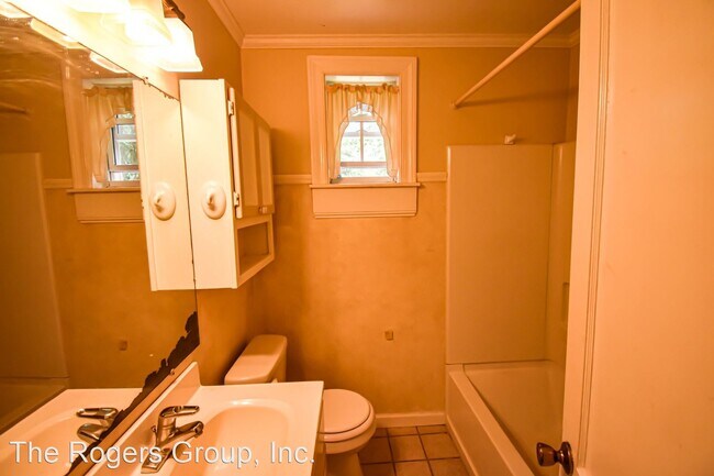 Building Photo - 3 br, 1 bath House - 305 White Oak Dr