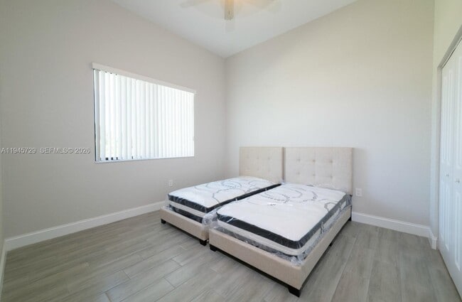 Building Photo - 4024 SW 52nd St