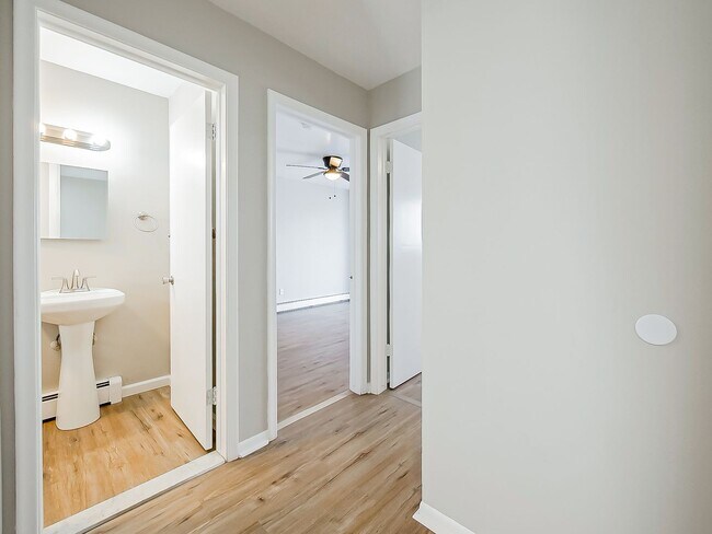 Building Photo - Freshly Updated 2BR Home in Prime White Lake Location!