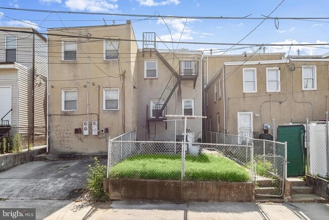 Building Photo - 1028 N Eden St