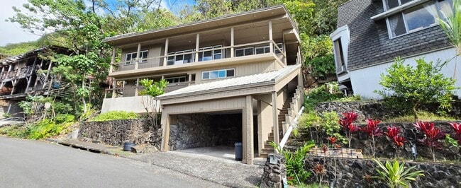 Primary Photo - Large 3-Bedroom & 2-Bath Home