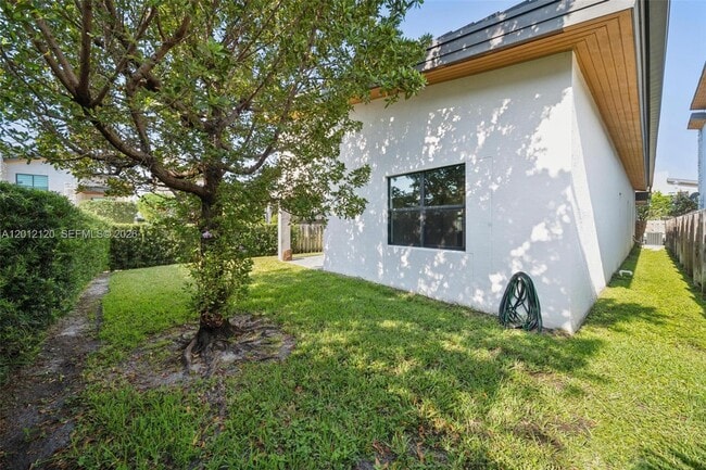 Building Photo - 7635 NW 103rd Pl