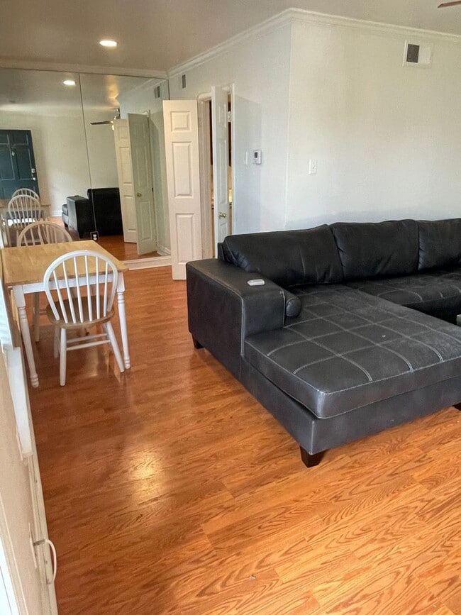 Building Photo - Great Corner Unit in University Area with Gated Parking