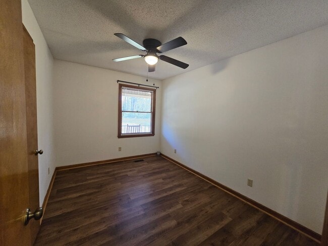 Building Photo - NEW LISTING!!!!!