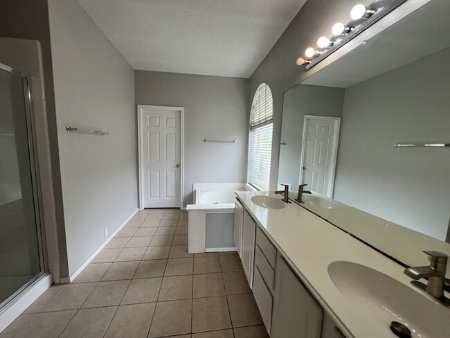 Building Photo - 2805 Crater Lake Ln
