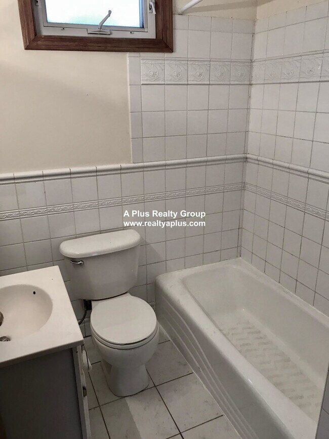 Building Photo - 336 Centre St