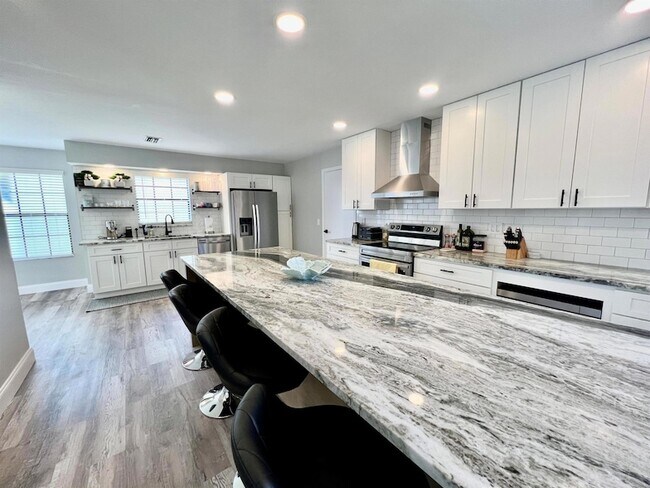 Building Photo - 12989 Meadowbreeze Dr
