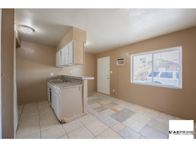 Building Photo - MOVE IN SPECIAL / FREE FIRST MONTH RENT! S...
