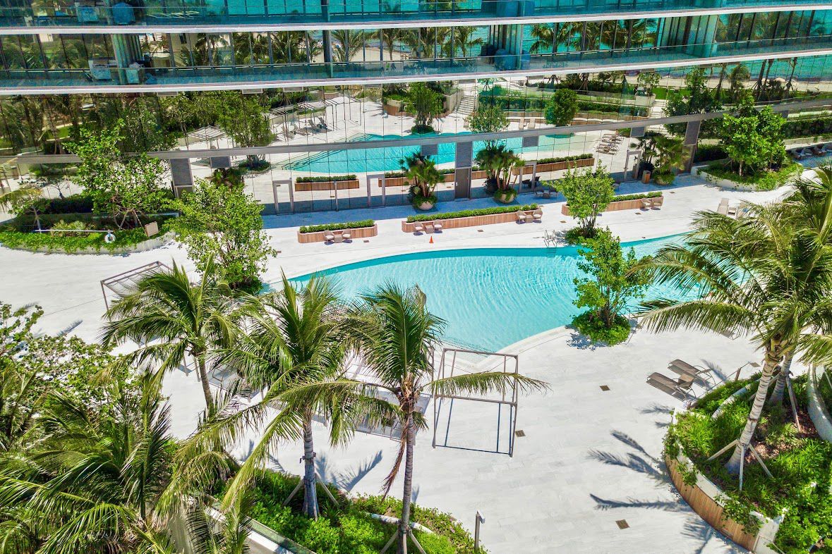 Building Photo - 18975 Collins Ave