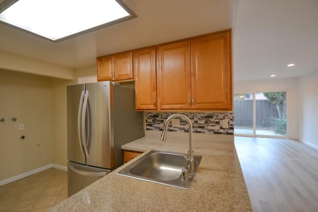 Building Photo - 5013 Pine Tree Terrace