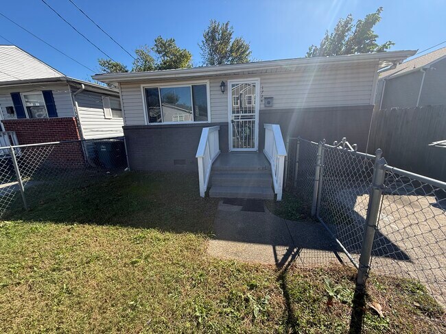 Primary Photo - 1724 Selden Ave