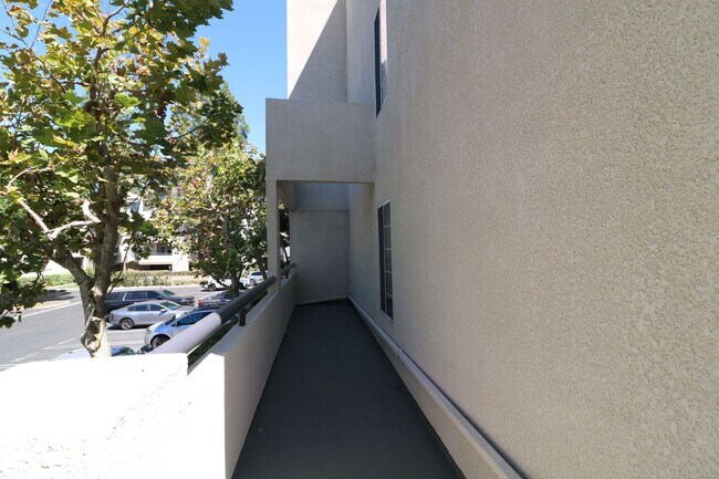 Building Photo - 5545 Canoga Ave