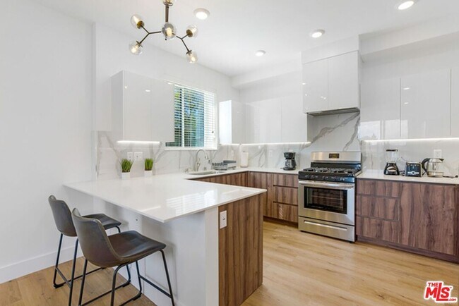 Building Photo - 4637 Laurel Canyon Blvd