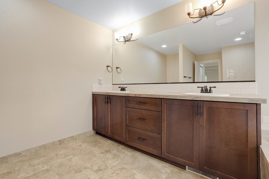 Building Photo - 28616 Greenway Dr