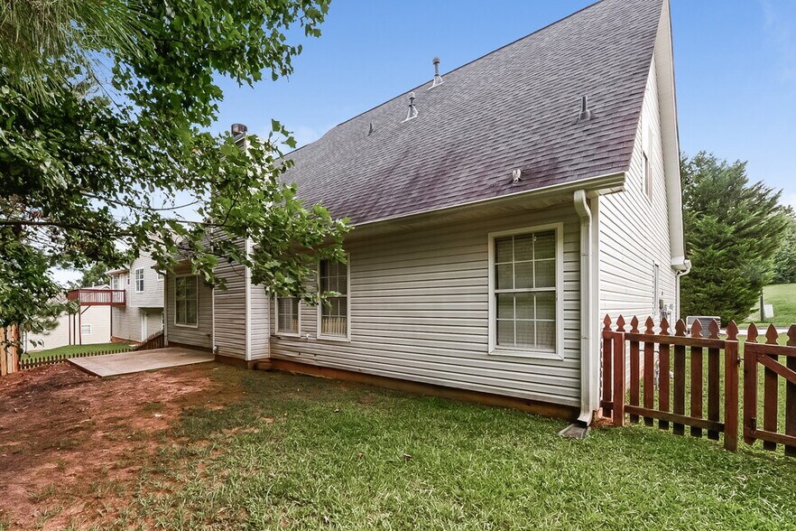 Building Photo - 394 Summer Hill Cir