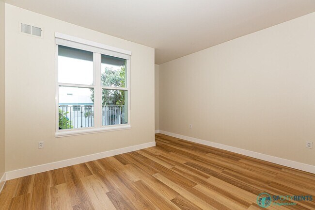 Building Photo - Bayview: Bi-Level 3 Bed 3 Bath w/ Parking,...