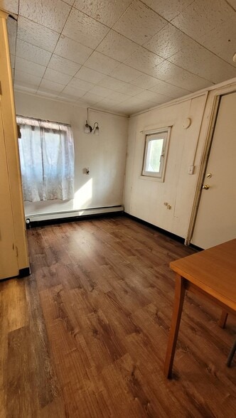 Building Photo - 1128 Hess Ave