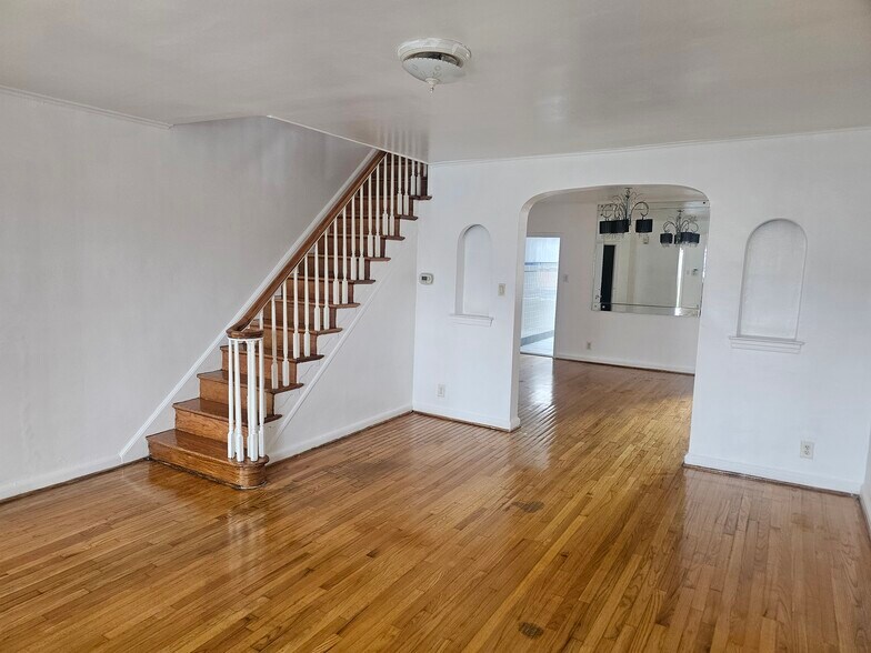 Living room - 1268 Stirling St
