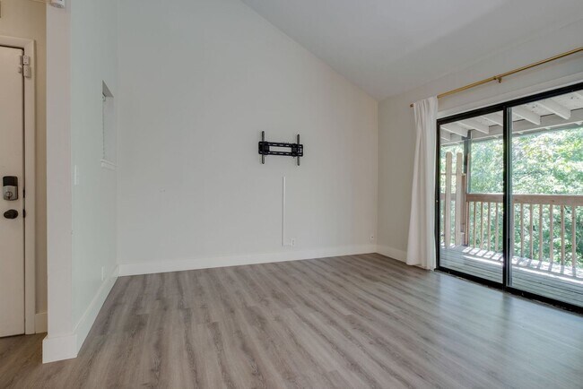 Building Photo - Renovated Condo in Green Hills Four Seasons!