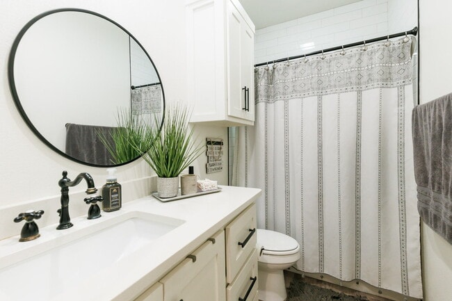 Building Photo - Custom Home in a Cul-de-sac!!