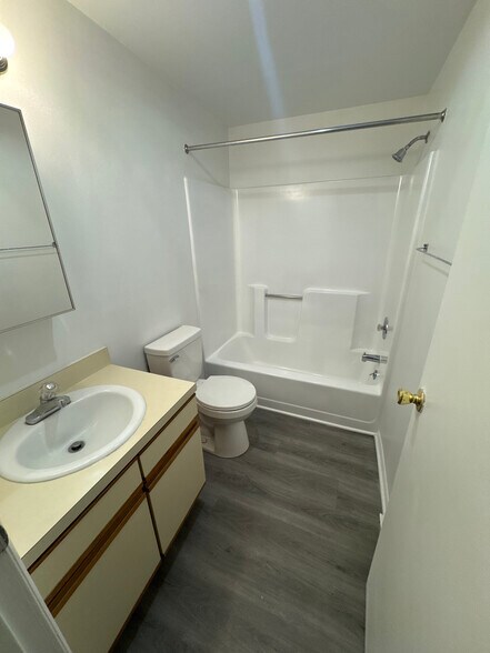 Building Photo - 144 Farnsworth Ave