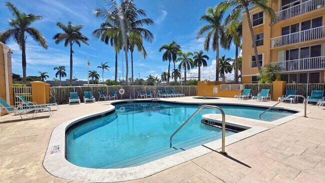 Building Photo - 1341 SE 3rd Ave